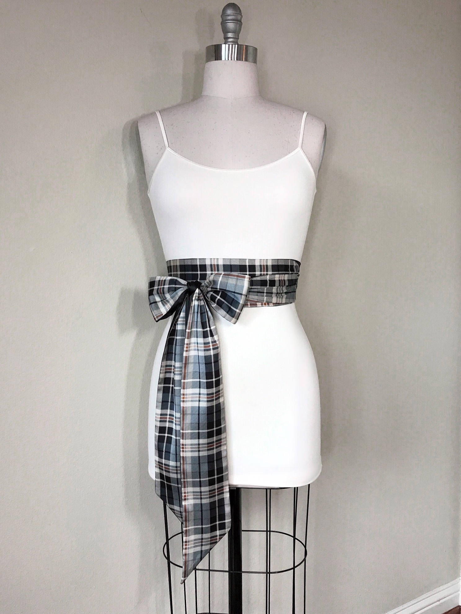 Beige & Black Tartan Sash, Plaid Satin Sash, Tartan Plaid, Reversible to Solid Black Satin Sash, Plaid Sash Belt, Obi Wrap Belt, Satin Swank