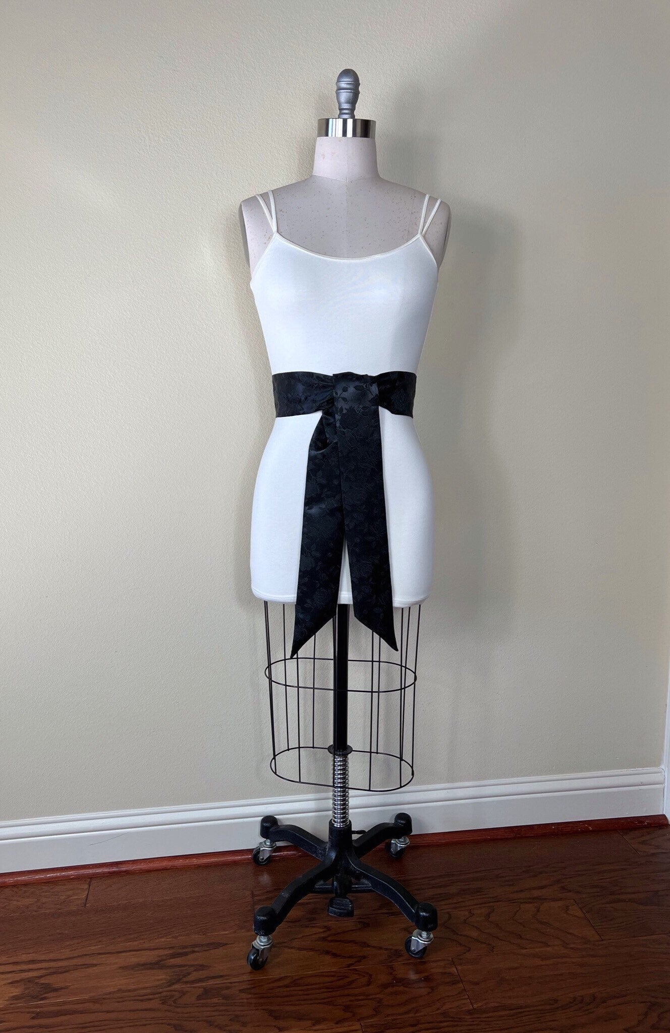 Wide Black Satin Sash in Rose Jacquard, Black Brocade Rose Sash, Wedding Dress Sash, Bridesmaid Sash, Black Rose Dress Sash, Satin Swank